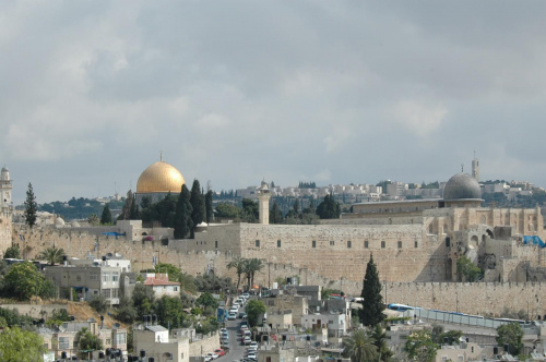 Jerozolima-widok na miasto widać dwie kopuły złota Meczetu na Skale i szara Grobu Pańskiego.