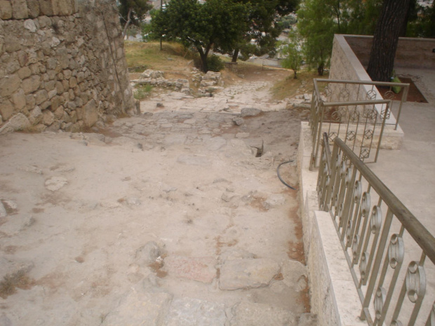 Jerozolima-starożytne schody wiodące do Kościoła Sw.Piotra w Galicantu po których miał stąpać Jezus idąc na przesłuchanie do domu Kajfasza.