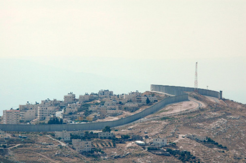 Jerozolima-widok na miasto widać mur izraelski oddzielający zamieszkane przez Palestyńczyków ziemie na Zachodnim Brzegu.