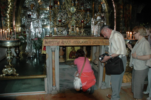 JEROZOLIMA-Bazylika Grobu Świętego ołtarz w Kaplicy Golgoty pod nim otwór gdzie stał krzyż