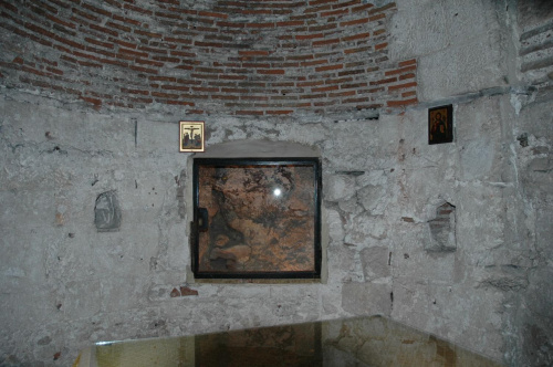 JEROZOLIMA-Bazylika Grobu Świętego-pęknięcie skały które nastąpiło w chwili śmierci Chrystusa