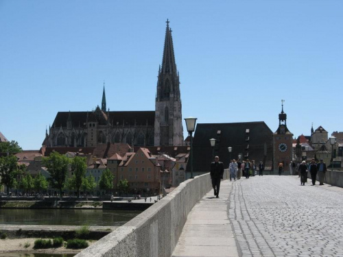 Ratyzbona-widok z kamiennego mostu na katedrę