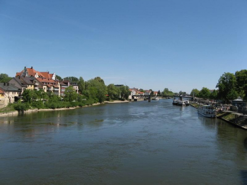 Ratyzbona-widok z kamiennego mostu na Dunaj.