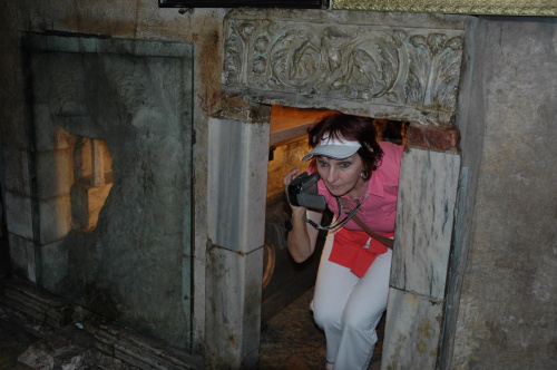 Jerozolima-Góra Oliwna -wnętrze Kościóła Grobu Matki Bożej-wyjście z grobu #ZIEMIAŚWIĘTA