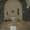 IZRAEL-DOLNA GALILEA -TABGA-sanktuarium prymatu z IV-wnętrze kościoła-skała zwana stołem Chrystusa #ZIEMIAŚWIĘTA