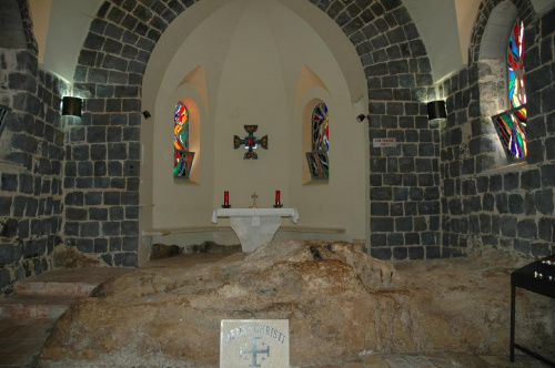IZRAEL-DOLNA GALILEA -TABGA-sanktuarium prymatu z IV-wnętrze kościoła-skała zwana stołem Chrystusa #ZIEMIAŚWIĘTA
