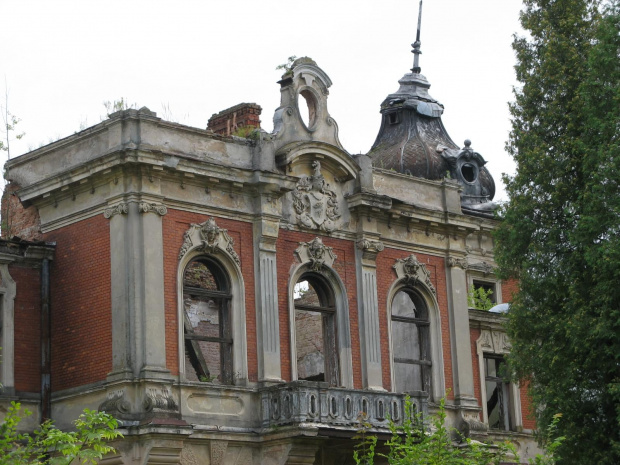 Pałac, zbudowany na przełomie XIX i XX wieku, na terenie dawnego majątku ziemskiego, przez Zbigniewa Lanckorońskiego w stylu francuskiego neobaroku.