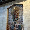 Nazaret-Bazylika Zwiastowania-na ścianach bazyliki mozaika Czarnrj Madonny #ZIEMIAŚWIĘTA