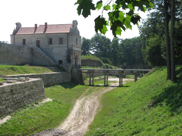 Zbaraż, 14 tysięczne miasteczko położone w odległości 30 km od Tarnopola, nad rzeką Gniezną.