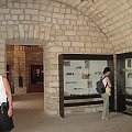 Najważniejszym zabytkiem Zbaraża jest zamek na wzgórzu, wzniesiony w latach 1627-1631. Budowla jest w dobrym stanie, chociaż jej wnętrza uległy daleko posuniętym przeróbkom. Aktualnie znajduje się tam ekspozycja etnograficzna oraz kolekcja malarska, w...