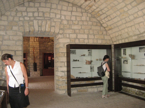 Najważniejszym zabytkiem Zbaraża jest zamek na wzgórzu, wzniesiony w latach 1627-1631. Budowla jest w dobrym stanie, chociaż jej wnętrza uległy daleko posuniętym przeróbkom. Aktualnie znajduje się tam ekspozycja etnograficzna oraz kolekcja malarska, w...