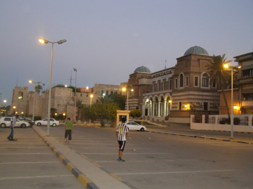 Trypolis nocą. Budynek Banku Centralnego