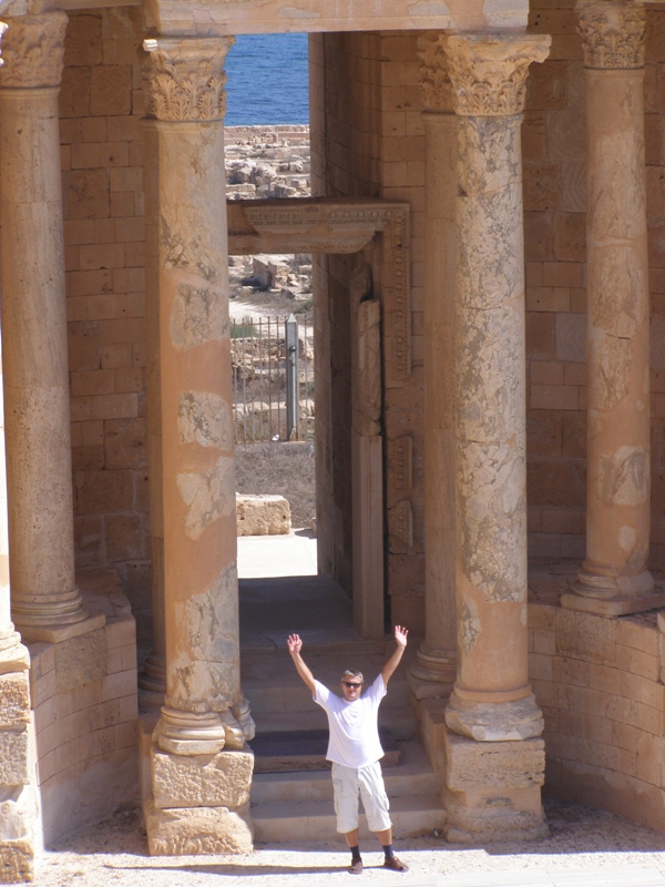 Starorzymskie miasto z I i II w. n.e. - wpisane na listę UNESCO na 5 miejscu w Libii. Teatr z II w n.e.