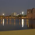 Trypolis nocą. Pierwszy plan to jeziorko przed Cytadelą, dalej Cytadela i Plac Zielony, w tle hotel Kabir i wieże Meczetu na Placu Algierskim
