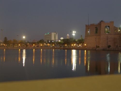 Trypolis nocą. Pierwszy plan to jeziorko przed Cytadelą, dalej Cytadela i Plac Zielony, w tle hotel Kabir i wieże Meczetu na Placu Algierskim