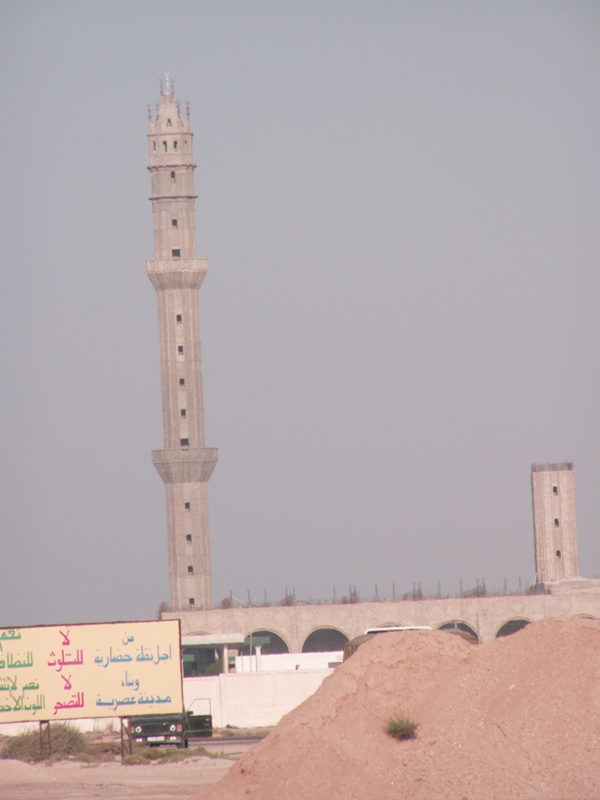 Meczet mijany po drodze na Farwe - minaret sprawia wrażenie rakiety kosmicznej