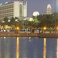 Trypolis nocą. Pierwszy plan to jeziorko przed Cytadelą, dalej Plac Zielony, w tle hotel Kabir i wieże Meczetu na Placu Algierskim
