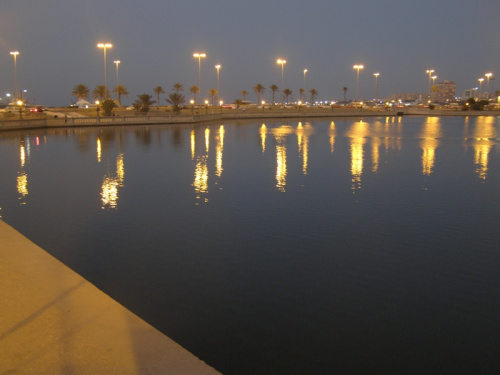 Trypolis nocą. Jeziorko przed Cytadelą - ponoć ma kształt Libii (choć na podstawie map w google jest to negowane)