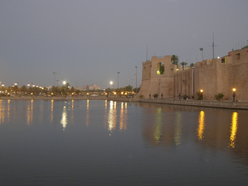 Trypolis nocą. Cytadela Assai al-Hamra w obecnym wyglądzie powstała w XVI w. Pierwsza forteca w tym miejscu powstała już w 7 w n.e.