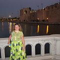 Trypolis nocą. Cytadela Assai al-Hamra w obecnym wyglądzie powstała w XVI w. Pierwsza forteca w tym miejscu powstała już w 7 w n.e. Na pierwszym planie jeziorko w kształcie Libii