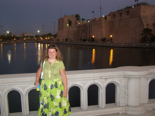 Trypolis nocą. Cytadela Assai al-Hamra w obecnym wyglądzie powstała w XVI w. Pierwsza forteca w tym miejscu powstała już w 7 w n.e. Na pierwszym planie jeziorko w kształcie Libii