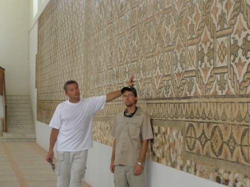 Starorzymskie miasto z I i II w. n.e. - wpisane na listę UNESCO na 5 miejscu w Libii. Muzeum - sala w której znajduje się to co zostało z bazyliki