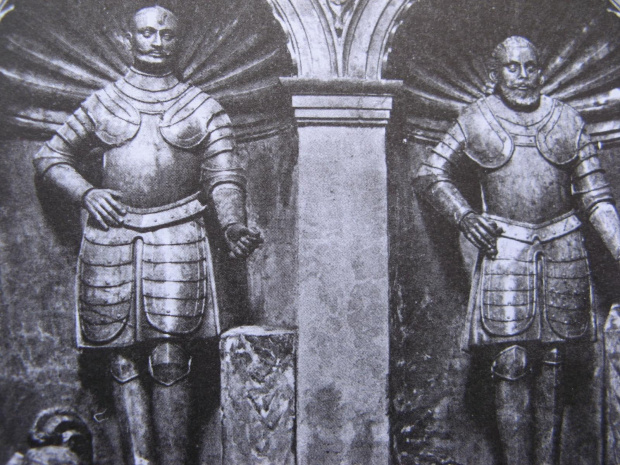Żółkiew, kolegiata. Stanisław i Jan Żółkiewscy, z renesansowego nagrobku.
Pierwszy z nich, hetman i kanclerz wielki koronny, poległ w walce z Turkami, w czasie wyprawy mołdawskiej w 1620 roku.