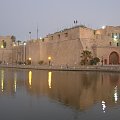 Trypolis nocą. Cytadela Assai al-Hamra w obecnym wyglądzie powstała w XVI w. Pierwsza forteca w tym miejscu powstała już w 7 w n.e.