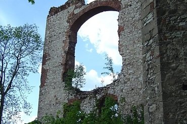 Ruiny zameku Tęczyn (Tenczyn) w Rudnie #Ruiny #zamek #Tęczyn #Rudno #Polska #wies