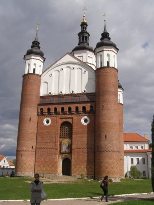 Supraśl - Monaster Zwiastowania Najświętszej Marii Panny to jeden z pięciu prawosławnych klasztorów męskich na terenie Polski. Ufundowany na początku XVI wieku przez marszałka Wielkiego Księstwa Litewskiego Aleksandra Chodkiewicza i prawosławnego bisku...