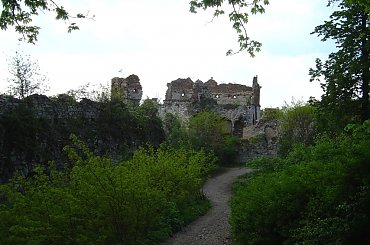Ruiny zameku Tęczyn (Tenczyn) w Rudnie #Ruiny #zamek #Tęczyn #Rudno #Polska #wies