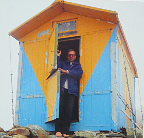 27.07.1994 r. Schron Luino(3517m.) Mieszkaliśmy tutaj 4 dni. Hut Luino (3517m.). We were living here 4 days. #ludzie #schron