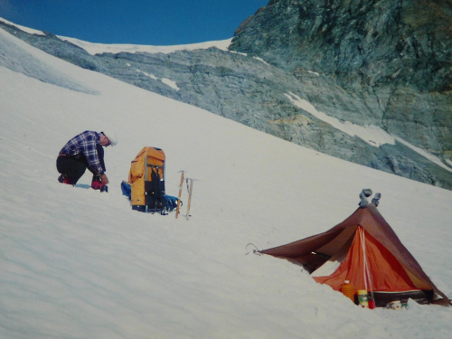 27.07.1994 r. Lodowiec Schwarzberg, biwak (3200 m.). Zakładam raki aby wyjść w górę, na grań. Schwrzberg glacier, bivouac (3200m). I am pulling crampons in order to go up, to the ridge. #bieak #LodowiecLudzie