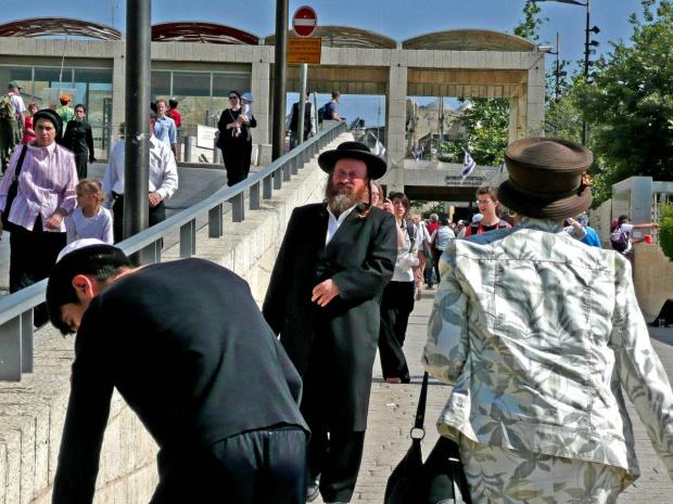 Jerozolima wejście przez bramki z wykrywaczami na teren Wzgórza Świątynnego i Ściany Płaczu.
