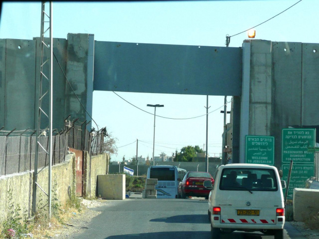 "Dzisiaj w Betlejem..." Przejście graniczne przez mur dzielący Betlejem od Jerozolimy.