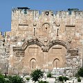 Złota brama. Tędy Jezus wjeżdżał do Jerozolimy. Na niej widać wojskowe wieże obserwacyjne