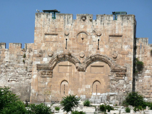 Złota brama. Tędy Jezus wjeżdżał do Jerozolimy. Na niej widać wojskowe wieże obserwacyjne