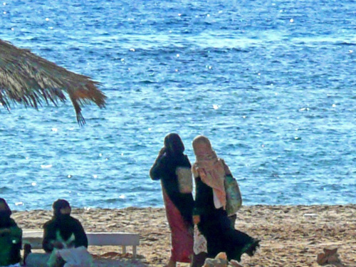 Synaj - Nuweiba. Arabki na plaży.