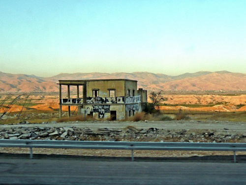 Zachodni brzeg Jordanu. Opuszczone domy. W tle góry Jordanii.
