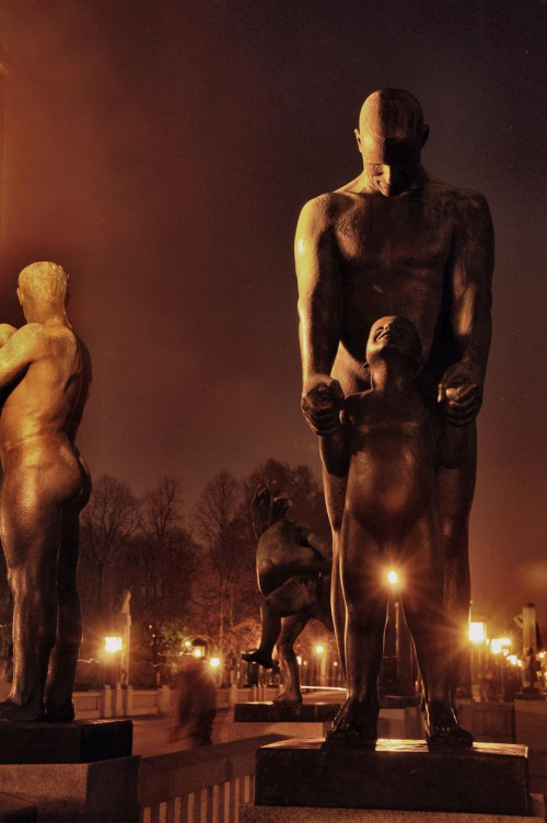 park Vigelanda nocą #rzeźby #pomniki #zabytki #sztuka #miasto #noc