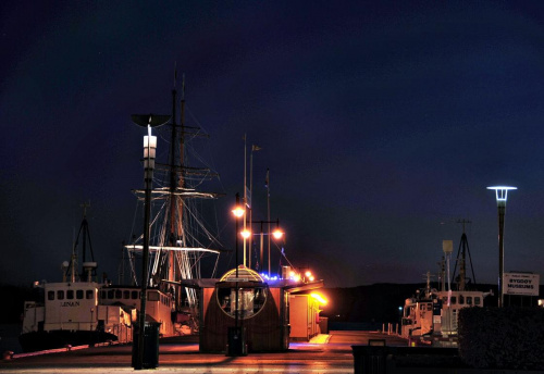 Aker Brygge - port w Oslo nocą #port #noc #statki #morze