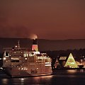 Twierdza i port w Oslo #noc #miasto #architektura #port #morze #słońce #zachód