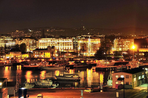 Aker Brygge - port w Oslo nocą #miasto #morze #woda #noc #architektura