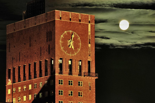 w Polsce Teleexpres - w Norwegii łysy w pełni #księżyc #noc #miasto #architektura #zjawiska