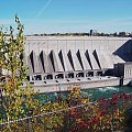 elektrownia wodna na rzece Niagara po amerykanskiej stronie. Obie elektrownie wodne (kanadyjska i amerykanska) znajduja sie prawie dokladnie na przeciw siebie