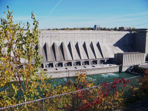 elektrownia wodna na rzece Niagara po amerykanskiej stronie. Obie elektrownie wodne (kanadyjska i amerykanska) znajduja sie prawie dokladnie na przeciw siebie