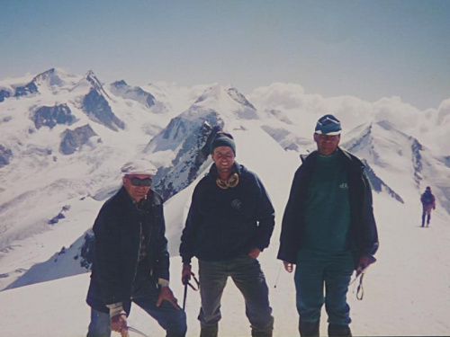 19.08.1997 Zachodni wierzchołek Breithornu ( 4165 m ), z tyłu, od lewej Monte Rosa ( 4634m ), w środku Liskamm ( 4527m ), z prawej Castor ( 4228m ). West summit of Breithorn, behinde, left Montr Rosa, center Liskamm, right Castor. #Breithorn #Alpy