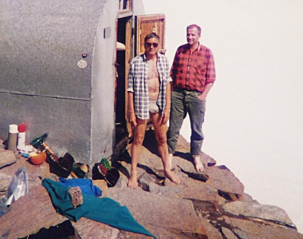 18.08.1997 Schron Rossi e Volante ( 3750m ), po zejściu z Rocia Nera.
Hut Rossi e Volante after descend from Rocia Nera. #Alpy #schron