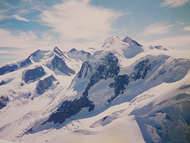 18.08.1997 Widok z Rocia Nera, grań od lewej Monte Rosa, po przełęcz Felik, z prawej.
View from Rocia Nera, ridge, left Monte Rosa, right Felik pass. #Alpy #Szwajcaria