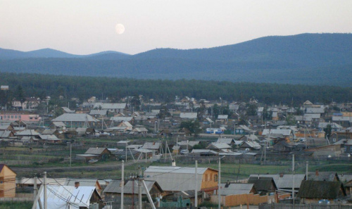 CHUZIR-wioska na wyspie. Prawie pelny ksiezyc w tle.